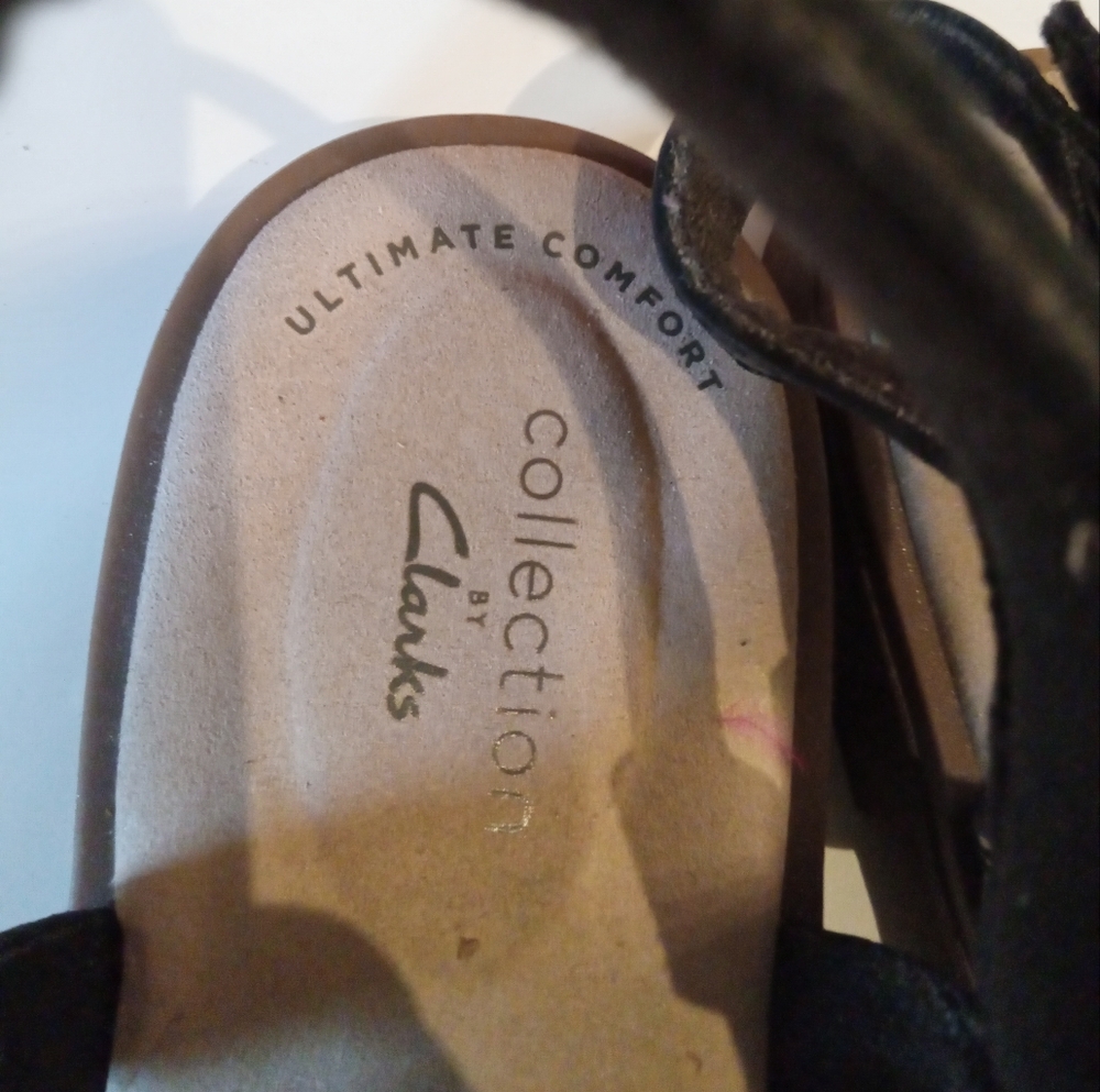 Clark's Black and Snake Print Size 8M Strappy Sandals.   FF214 - Picture 2 of 5